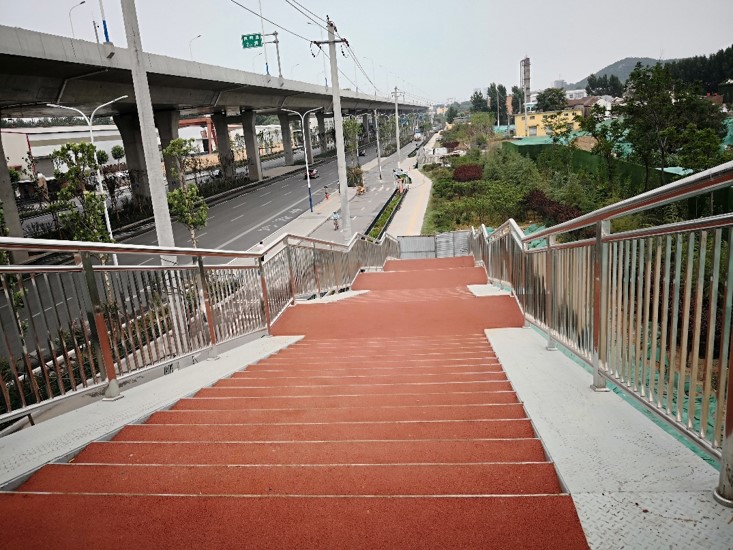 ee82d90e42f344 济南市工业北路急剧路建设人行天桥尊龙官方官网